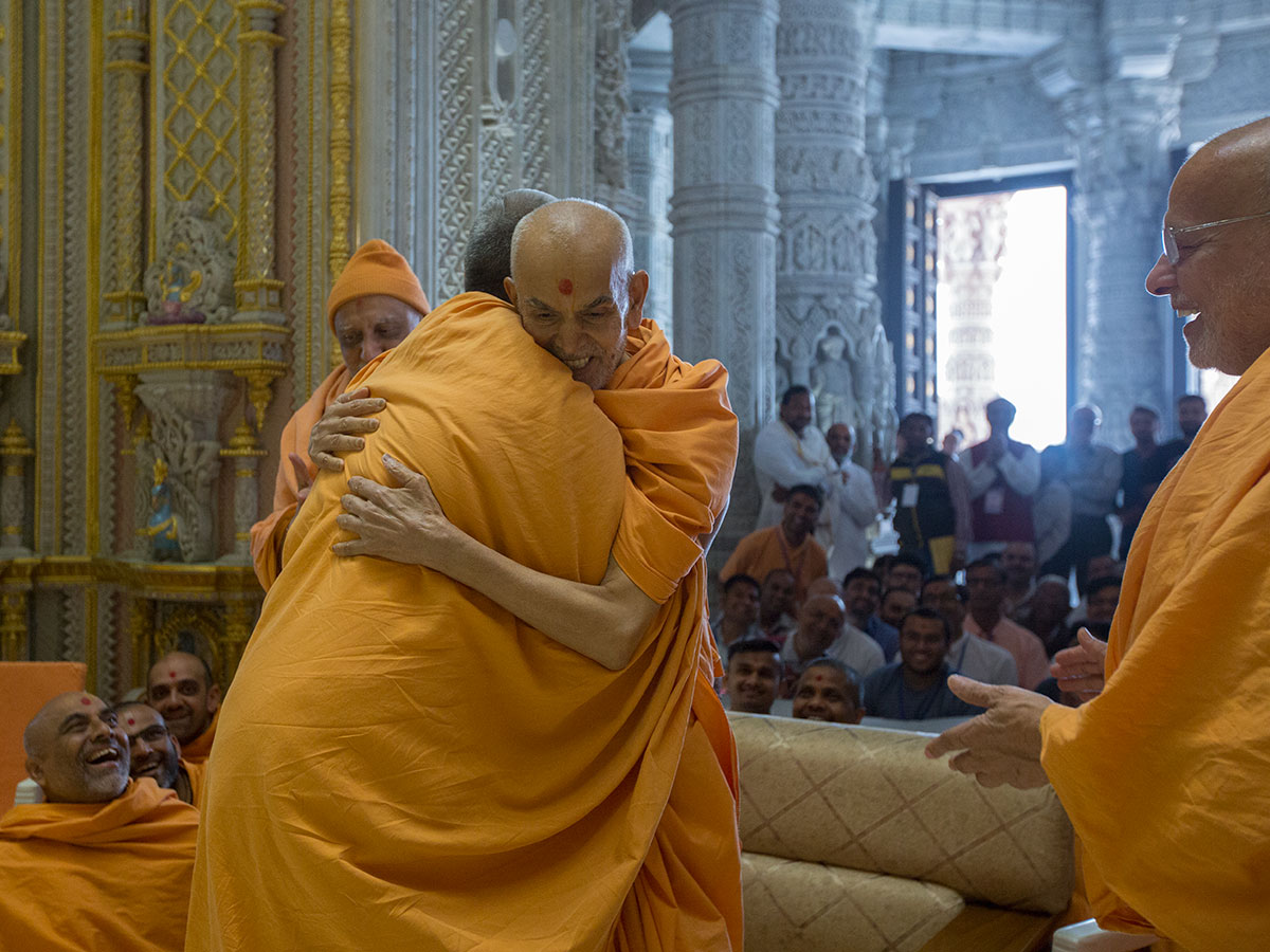 Param Pujya Mahant Swami Maharaj blesses Aksharvatsal Swami, 21 Feb 2017