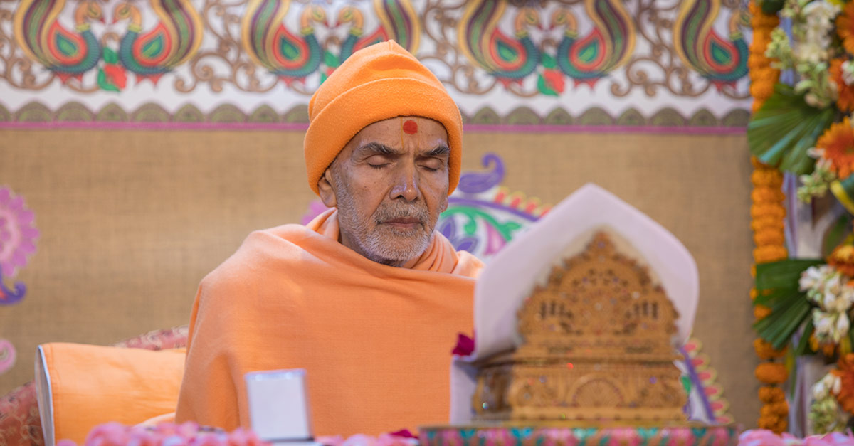 Param Pujya Mahant Swami Maharaj performs his morning puja, 22 Feb 2017