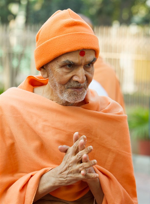 Param Pujya Mahant Swami Maharaj blesses volunteers, 22 Feb 2017