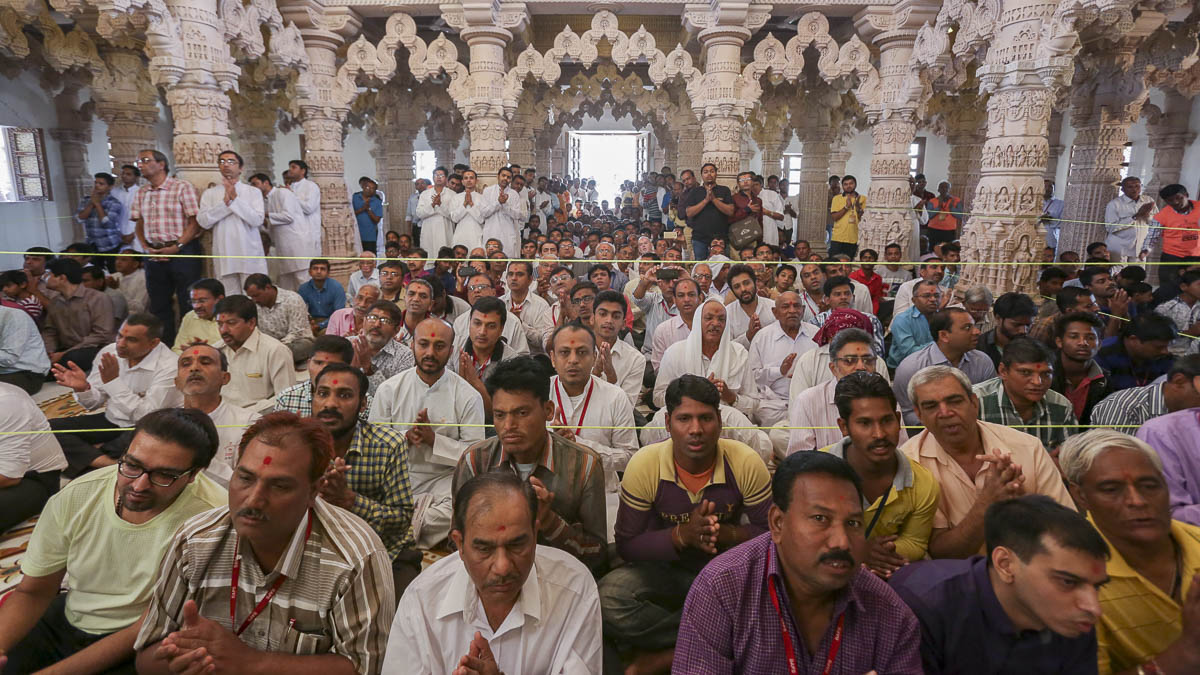 Devotees during the shangar arti, 20 Feb 2017