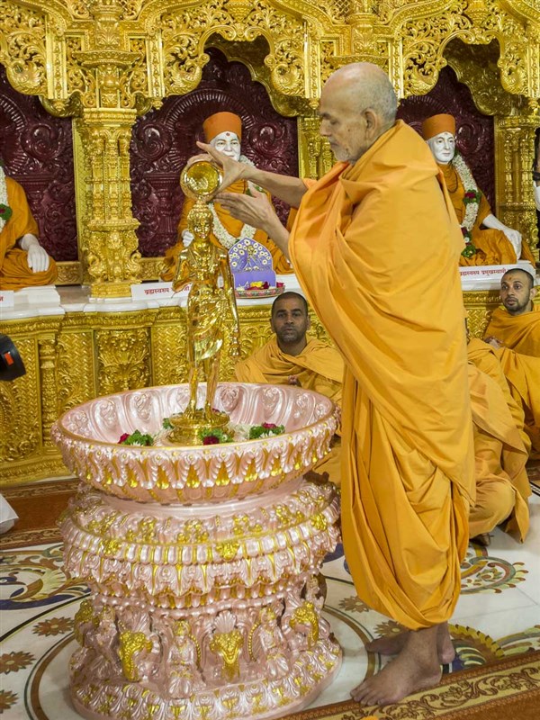 Param Pujya Mahant Swami Maharaj performs abhishek of Shri Nilkanth Varni, 20 Feb 2017