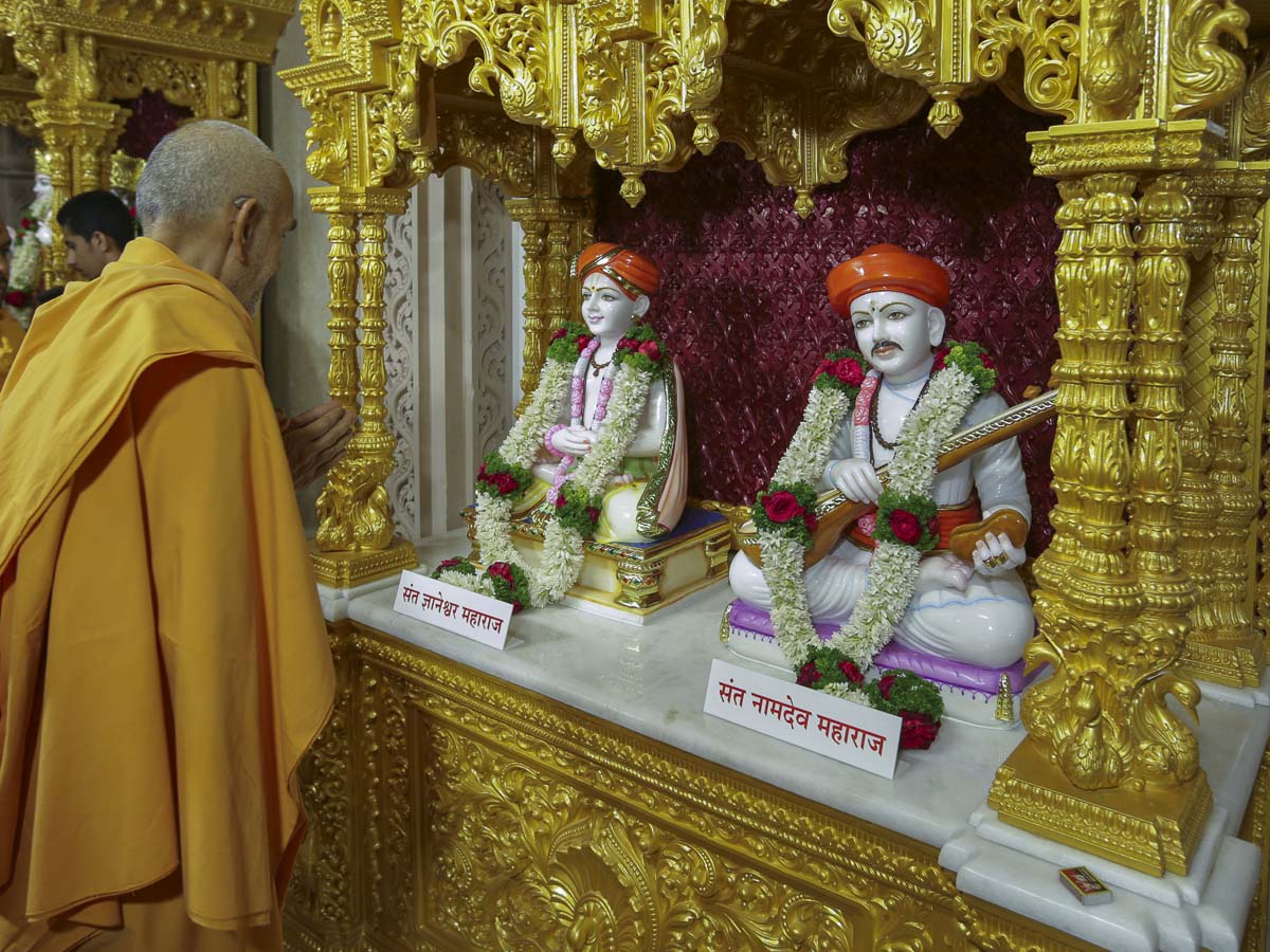 Param Pujya Mahant Swami Maharaj engrossed in darshan, 20 Feb 2017