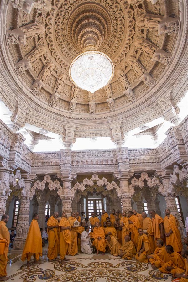 Param Pujya Mahant Swami Maharaj observes the carvings of the new mandir, 20 Feb 2017
