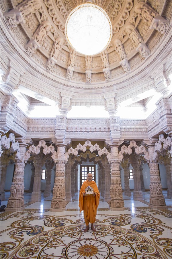 Param Pujya Mahant Swami Maharaj observes the carvings of the new mandir, 20 Feb 2017