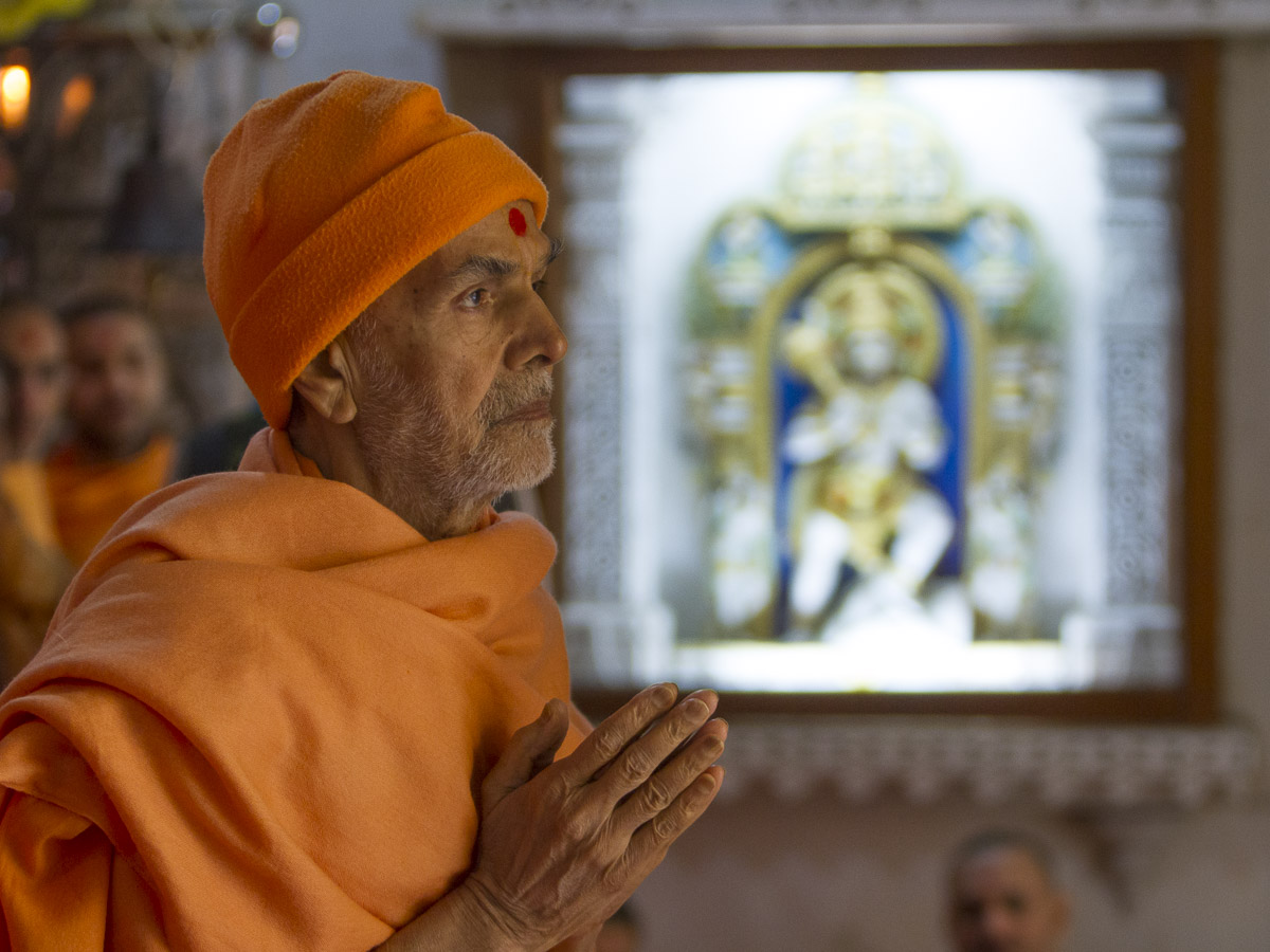 Param Pujya Mahant Swami Maharaj engrossed in darshan of Thakorji, 23 Feb 2017