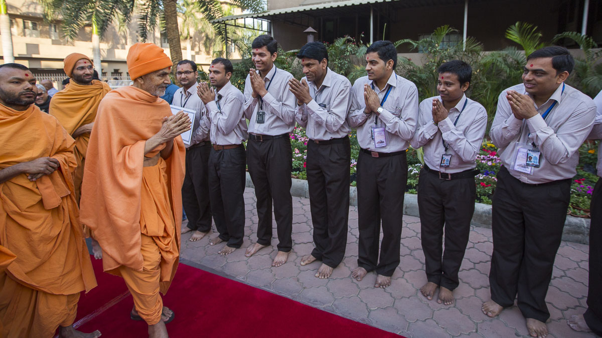 Param Pujya Mahant Swami Maharaj blesses volunteers, 23 Feb 2017