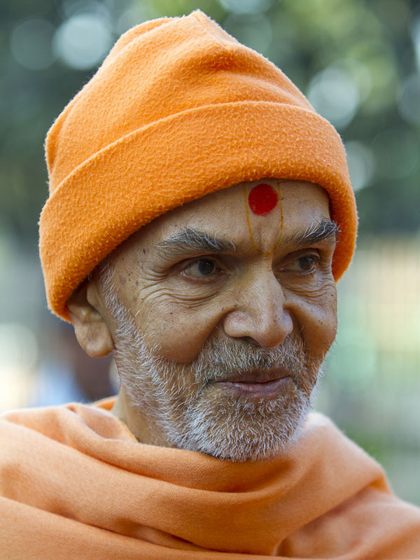 Param Pujya Mahant Swami Maharaj blesses volunteers, 23 Feb 2017