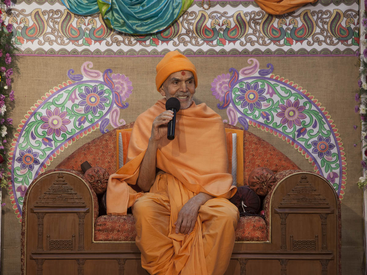 Param Pujya Mahant Swami Maharaj converses with the children, 23 Feb 2017