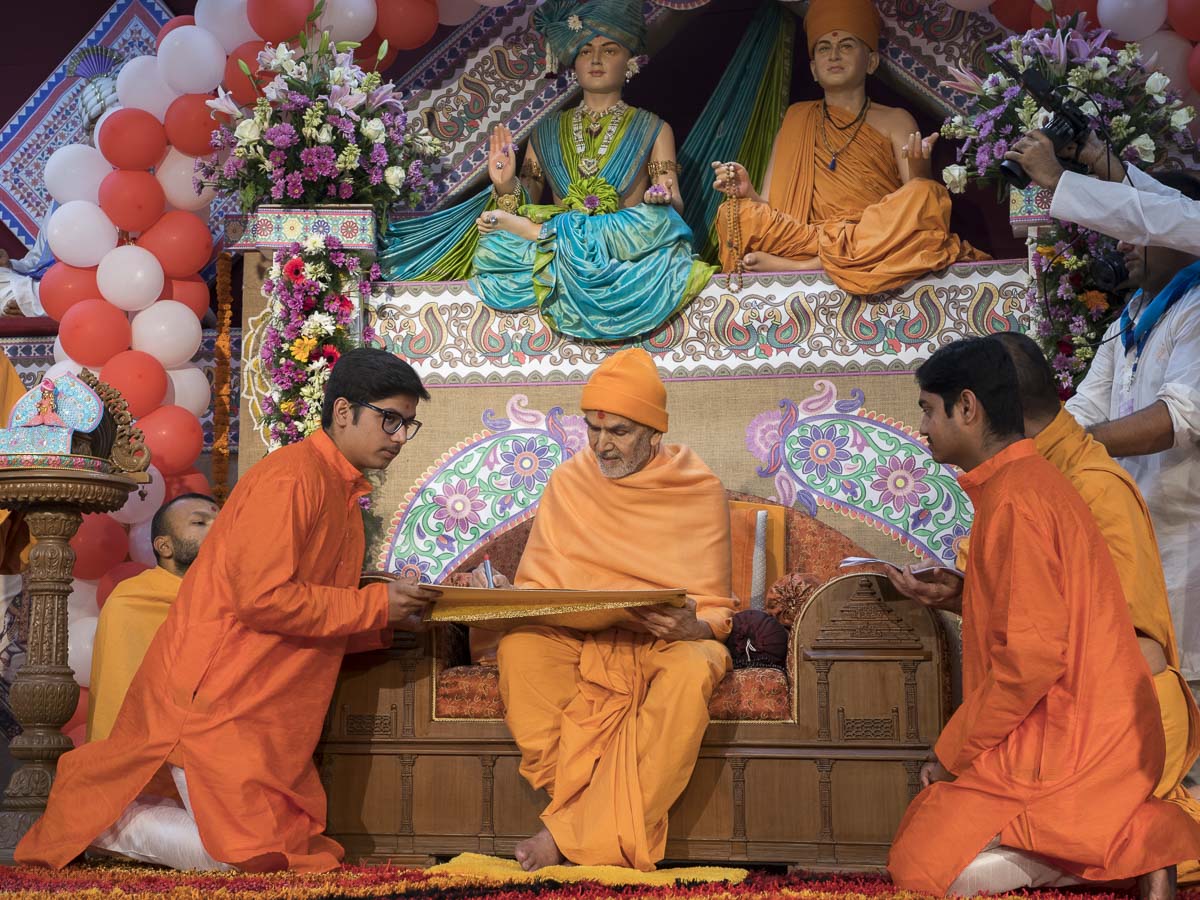 Param Pujya Mahant Swami Maharaj participates in the program, 23 Feb 2017