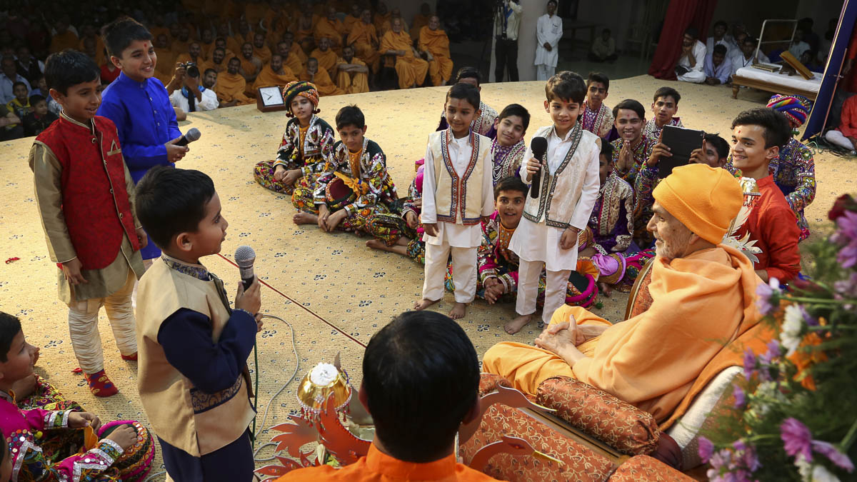 Param Pujya Mahant Swami Maharaj converses with the children, 23 Feb 2017