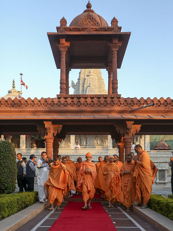 Param Pujya Mahant Swami Maharaj after darshan of Thakorji, 24 Feb 2017
