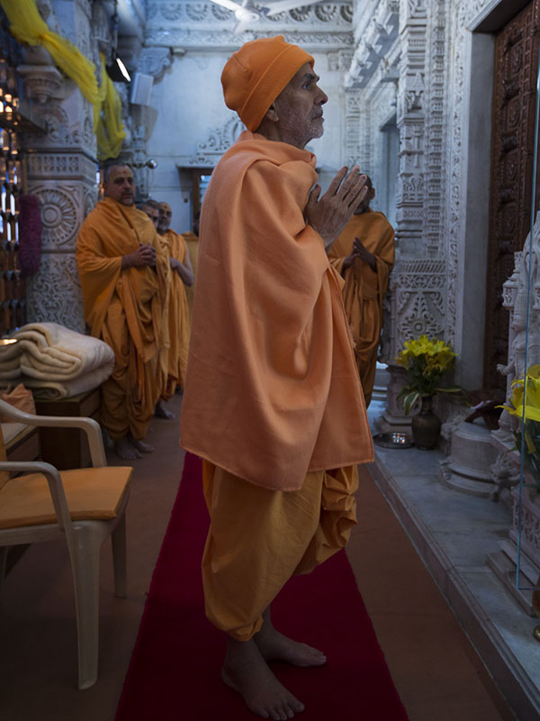 Param Pujya Mahant Swami Maharaj engrossed in darshan of Thakorji, 25 Feb 2017