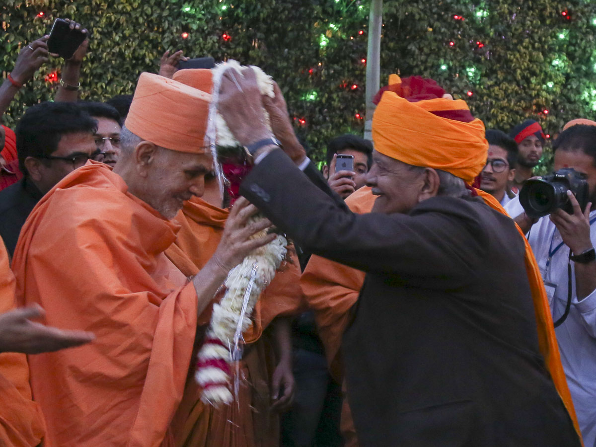 Param Pujya Mahant Swami Maharaj welcomed with a garland