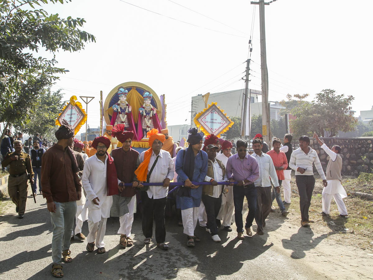 Devotees pull the murtis of Shri Akshar-Purushottam Maharaj in a decorated chariot
