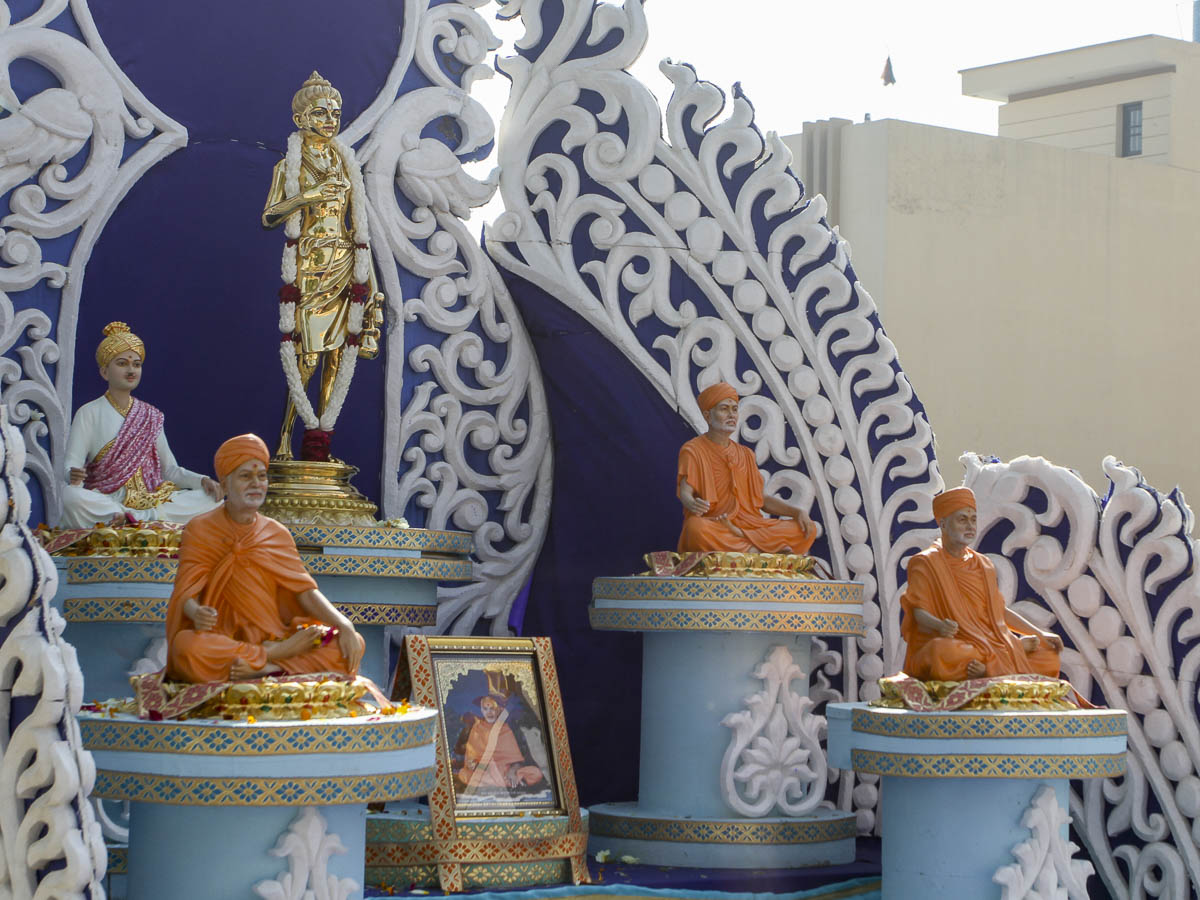 Murtis of Shri Nilkanth Varni and Shri Guru Parampara in a decorated chariot
