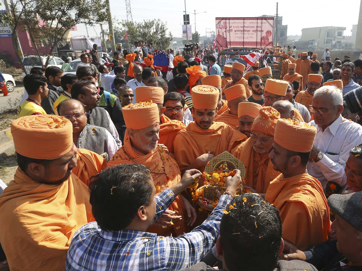 Well-wishers honor Shri Harikrishna Maharaj during the nagar yatra