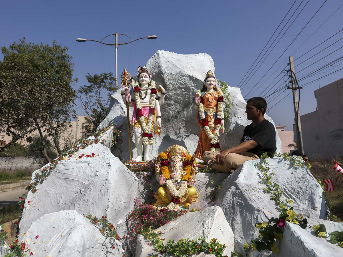 Murtis of Shri Shiv-Parvati Dev and Shri Ganeshji in a decorated chariot