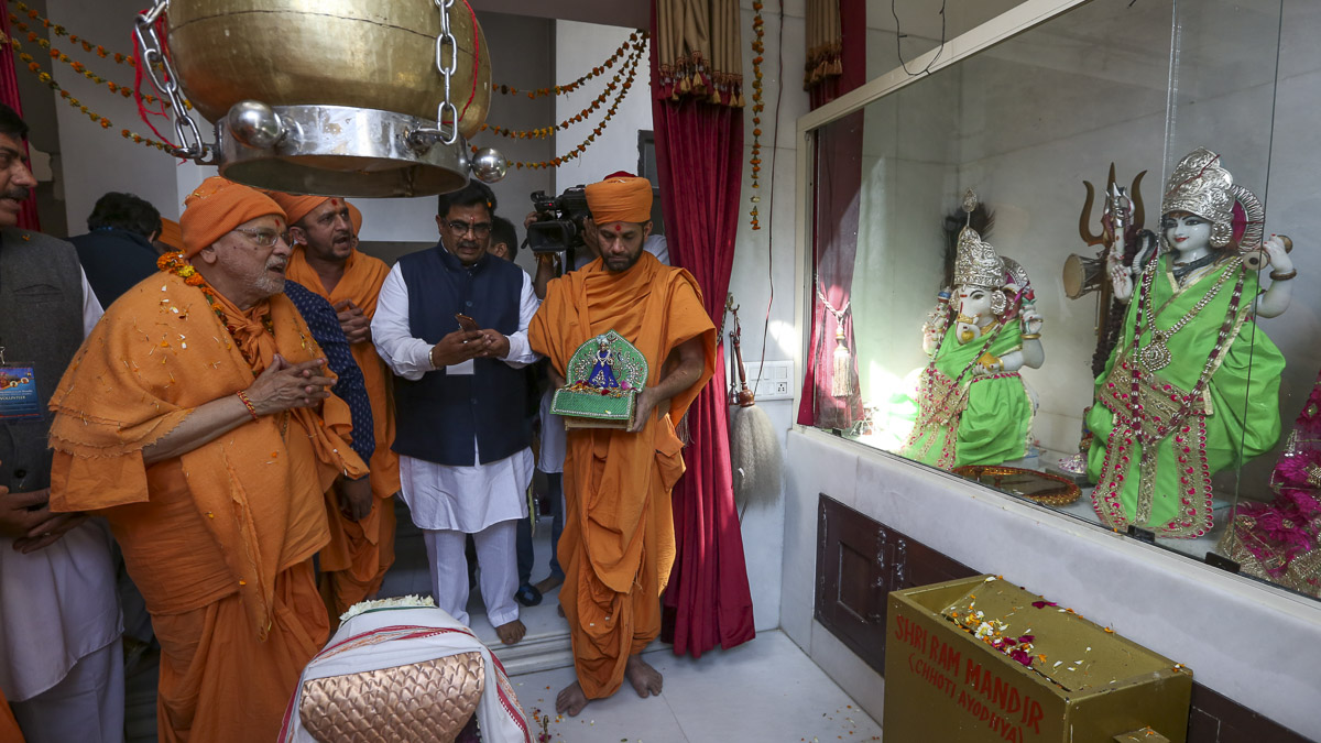 Pujya Ishwarcharan Swami and sadhus visit a mandir on the procession route for darshan