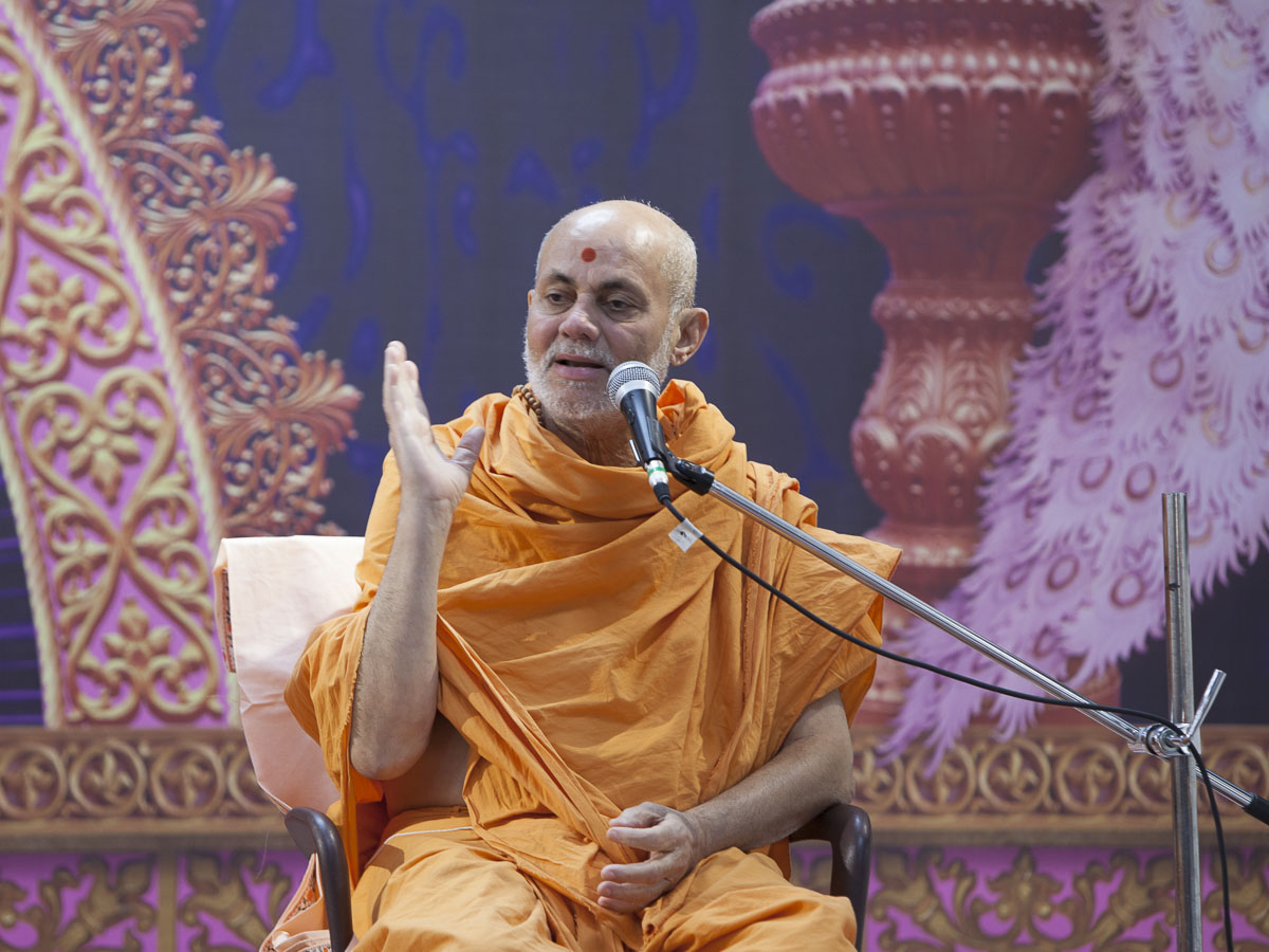 Pujya Viveksagar Swami addresses the assembly
