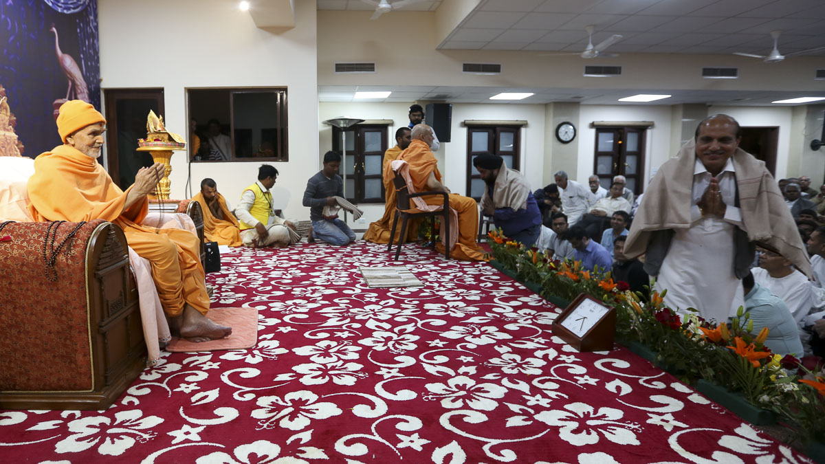 Param Pujya Mahant Swami Maharaj blesses devotees