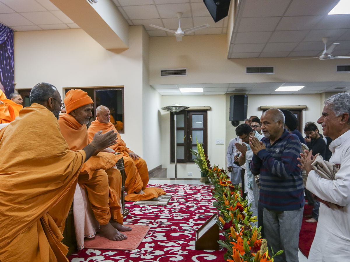 Param Pujya Mahant Swami Maharaj blesses devotees 