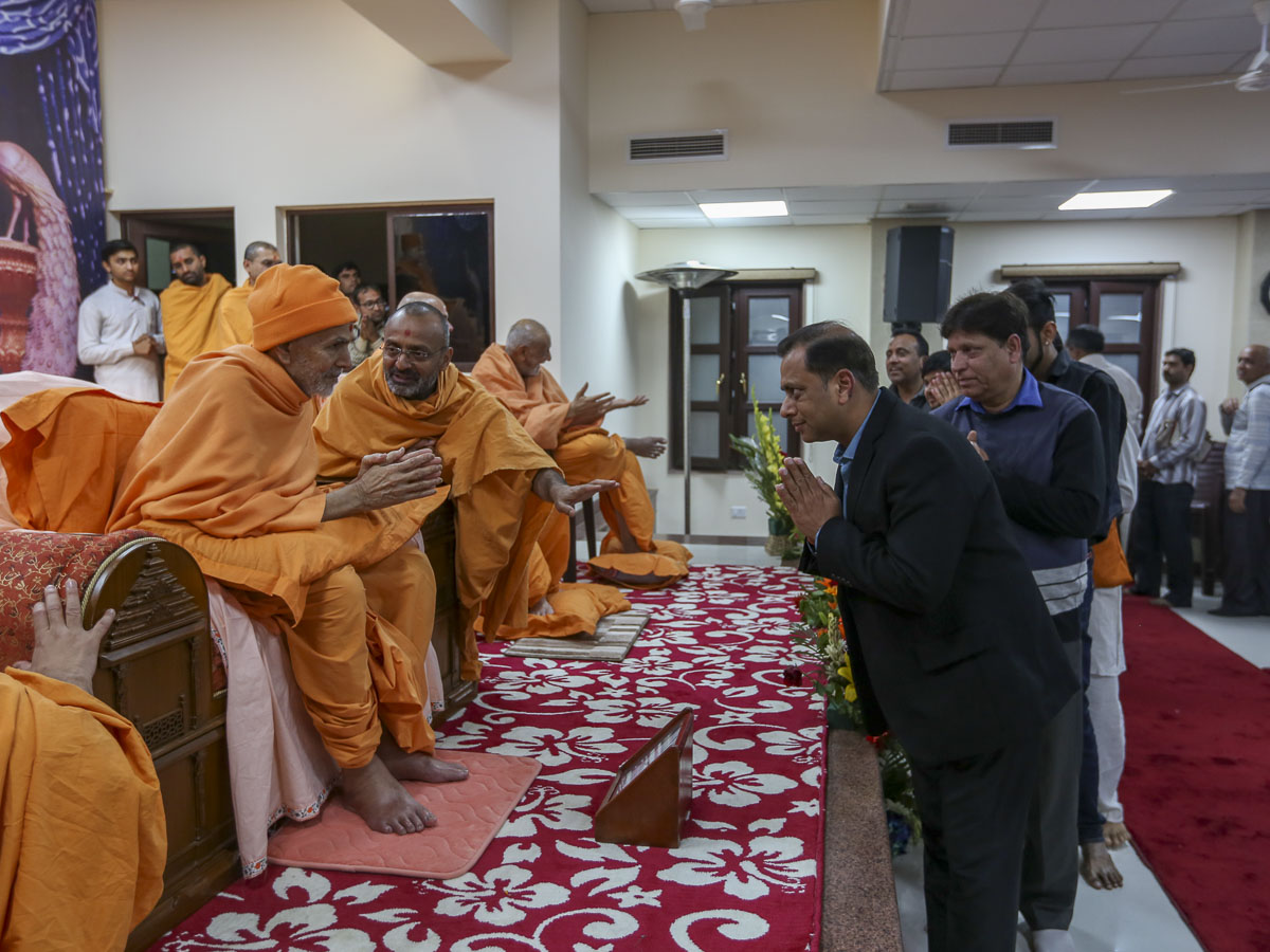Param Pujya Mahant Swami Maharaj blesses devotees 