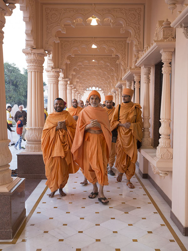 Param Pujya Mahant Swami Maharaj in the mandir pradakshina