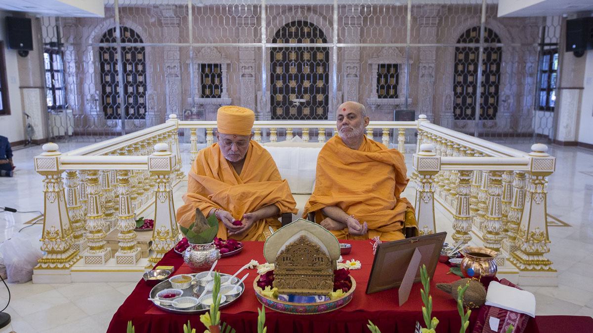Pujya Ishwarcharan Swami and Pujya Viveksagar Swami perform mahapuja rituals