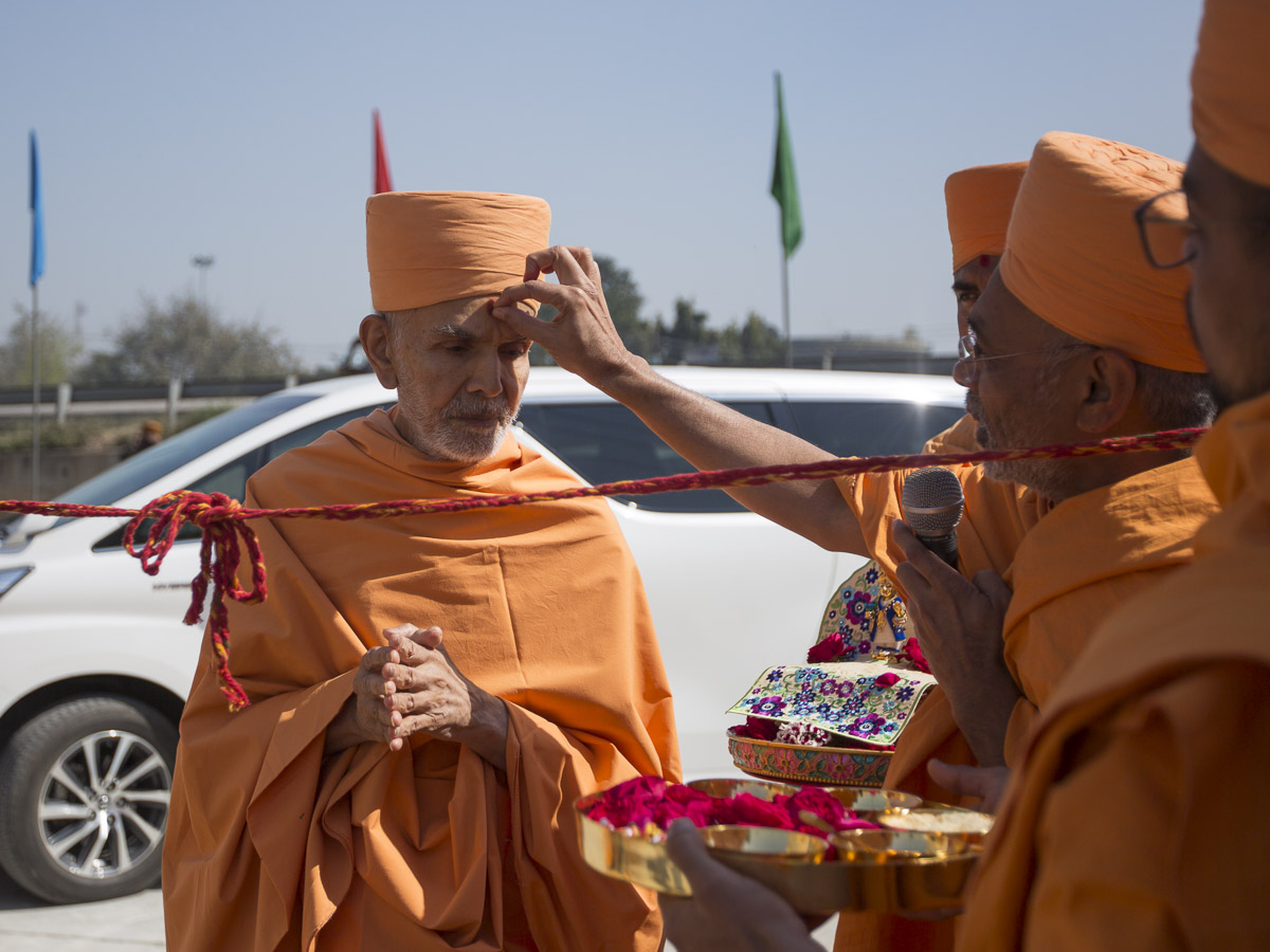 Shrutiprakash Swami applies chandlo to Param Pujya Mahant Swami Maharaj