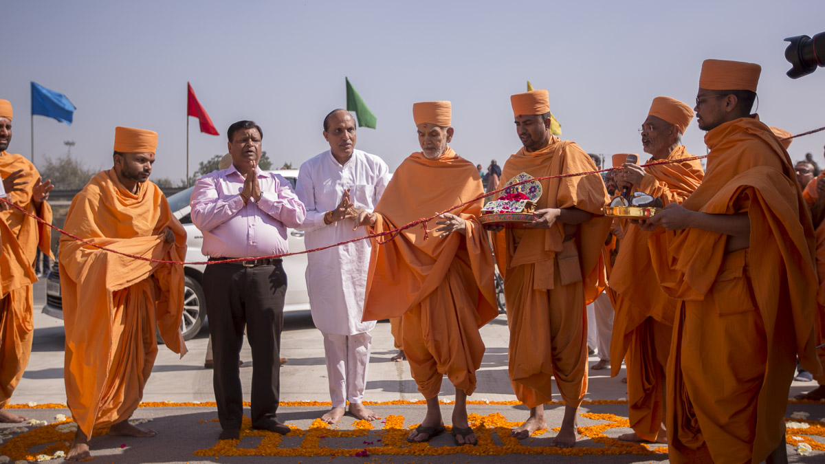 Param Pujya Mahant Swami Maharaj and dignitaries perform the mandir pravesh rituals
