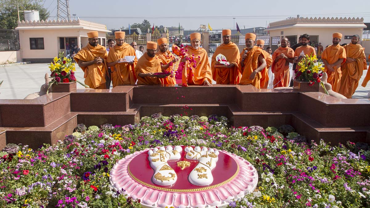 Param Pujya Mahant Swami Maharaj performs pujan of the holy charnarvind of Bhagwan Swaminarayan
