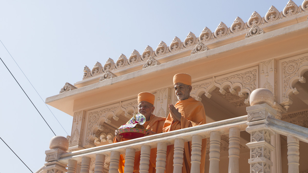 Param Pujya Mahant Swami Maharaj and Pujya Ishwarcharan Swami with Thakorji on the mandir balcony