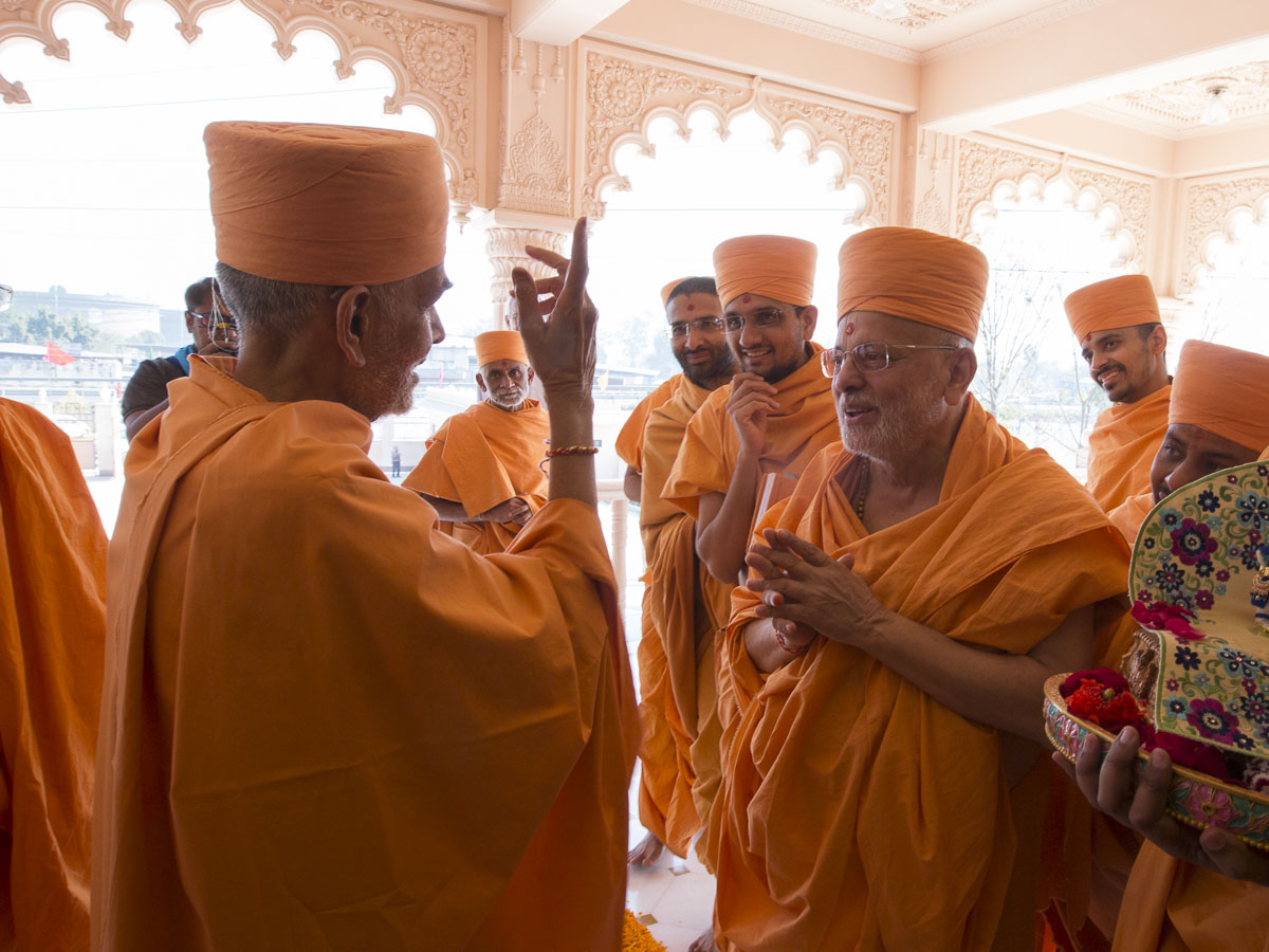 Param Pujya Mahant Swami Maharaj converses with Pujya Ishwarcharan Swami