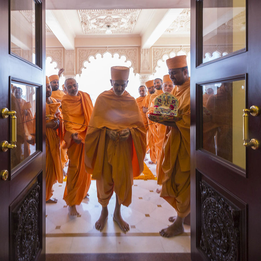 Param Pujya Mahant Swami Maharaj performs vastu-mandir pravesh rituals