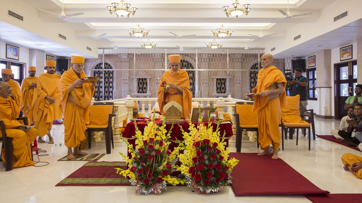 Param Pujya Mahant Swami Maharaj, Pujya Ishwarcharan Swami and Pujya Viveksagar Swami perform mahapuja arti