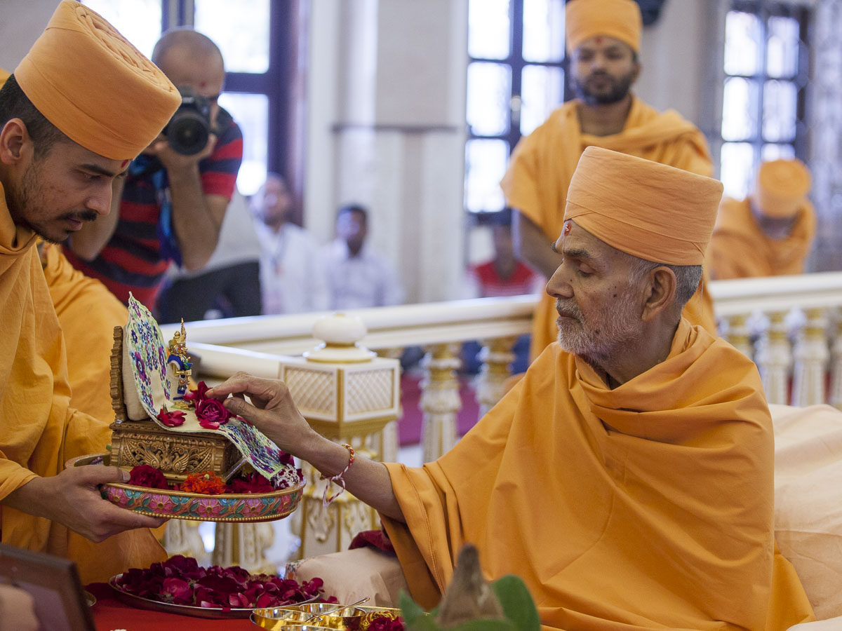 Param Pujya Mahant Swami Maharaj performs pujan of Thakorji