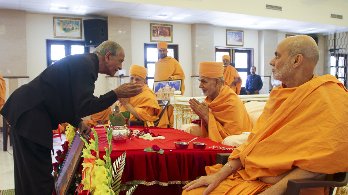 Param Pujya Mahant Swami Maharaj blesses devotees