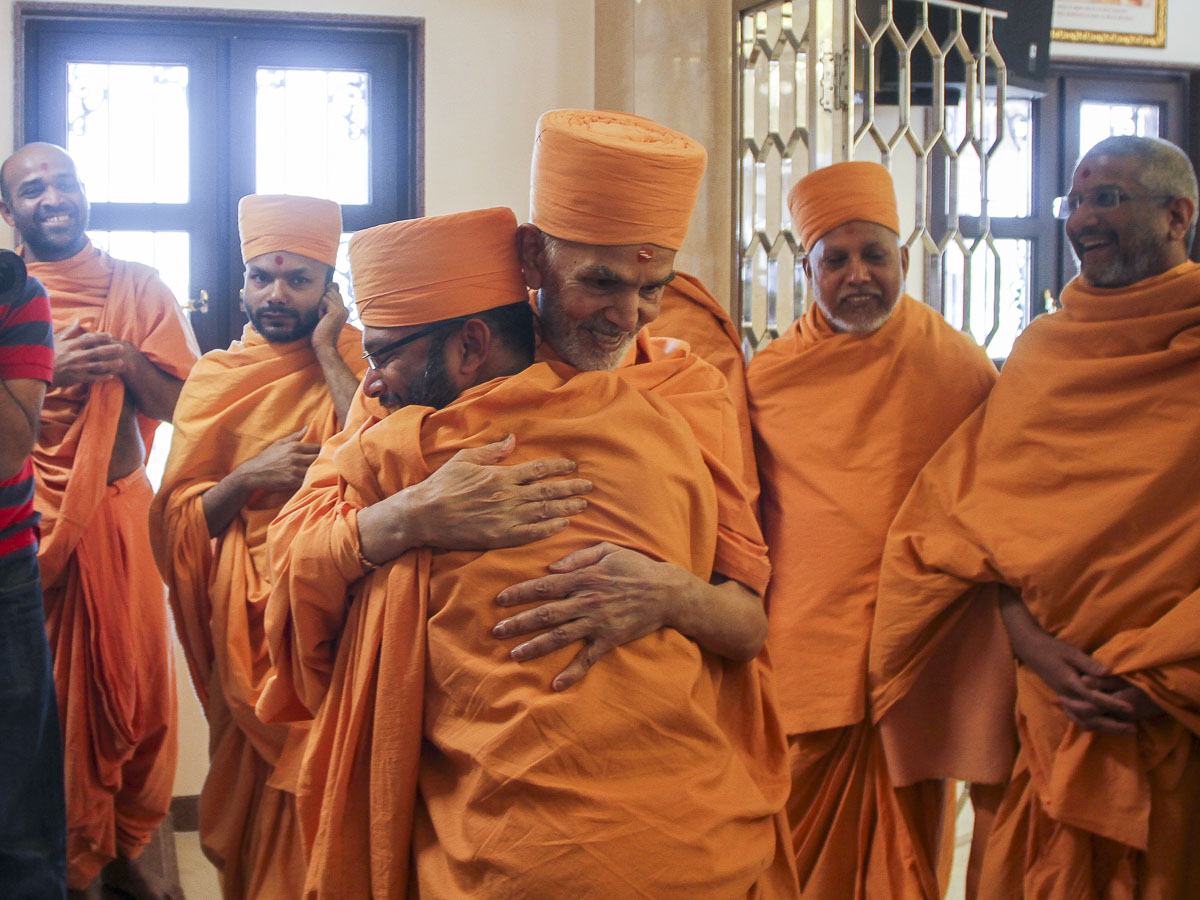 Param Pujya Mahant Swami Maharaj blesses Kirtisagar Swami