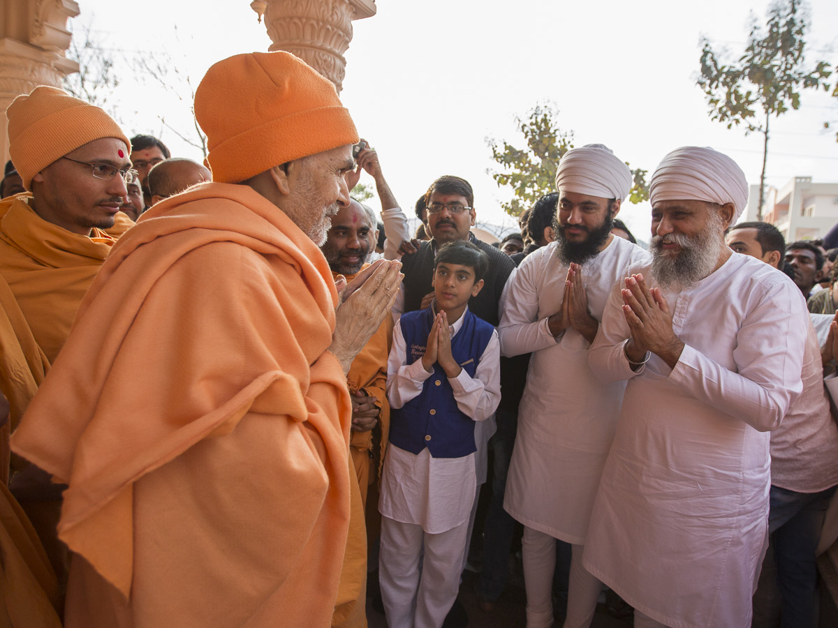 Param Pujya Mahant Swami Maharaj blesses well-wishers