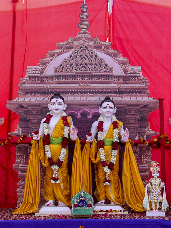 Murtis of Bhagwan Swaminarayan and Aksharbrahman Gunatitanand Swami on the yagna stage