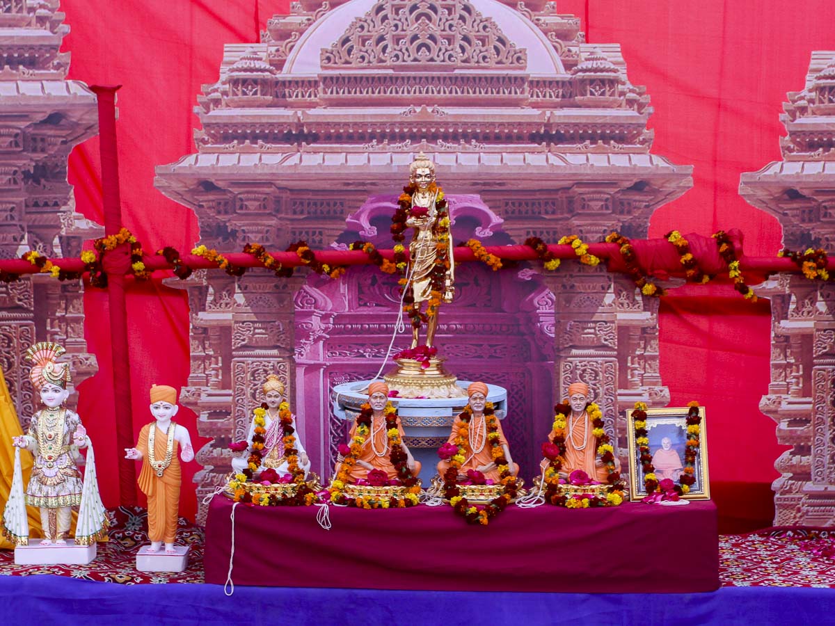 Murtis of Shri Nilkanth Varni and Shri Guru Parampara on the yagna stage