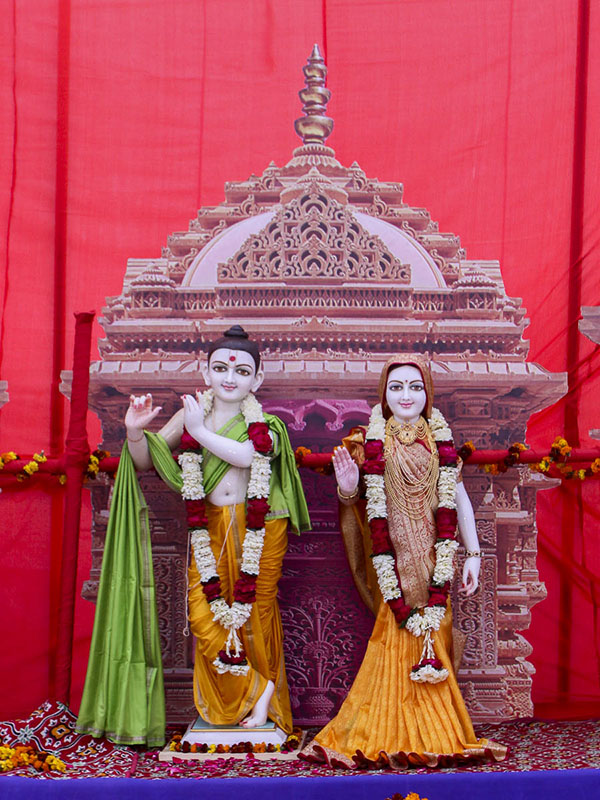 Murtis of Shri Radha-Krishna Dev on the yagna stage