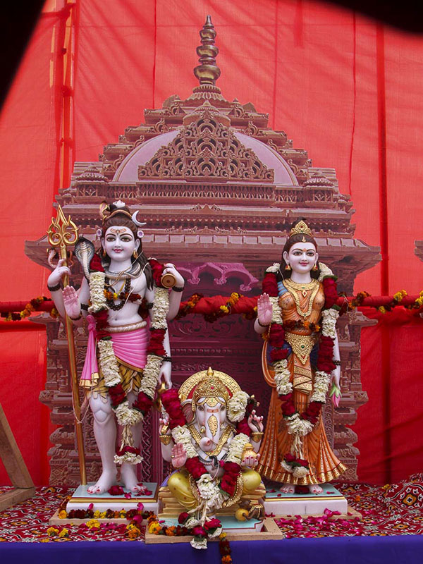 Murtis of Shri Shiv-Parvati Dev and Shri Ganeshji on the yagna stage