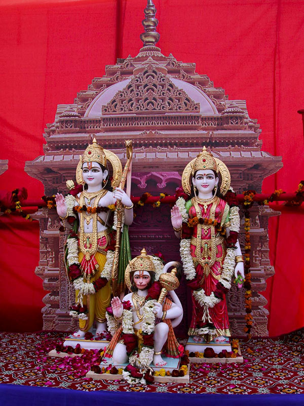 Murtis of Shri Sita-Ram Dev and Shri Hanumanji on the yagna stage
