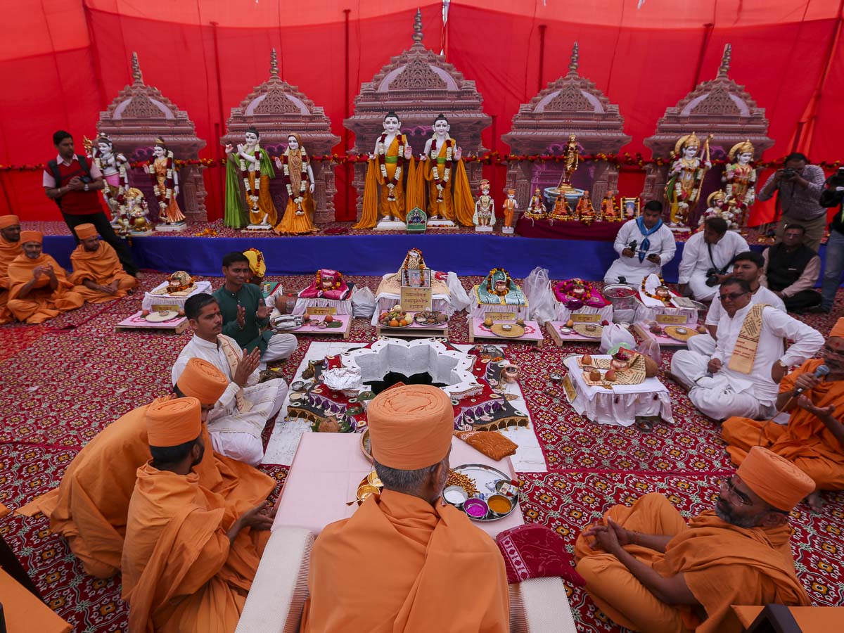 Param Pujya Mahant Swami Maharaj performs the main yagna rituals