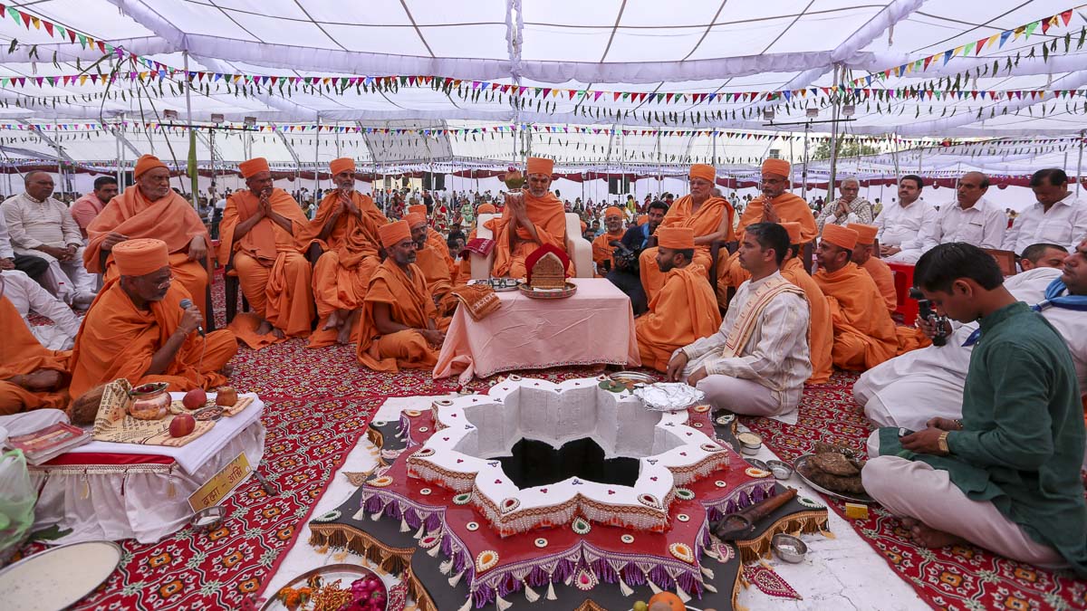 Param Pujya Mahant Swami Maharaj performs the yagna rituals