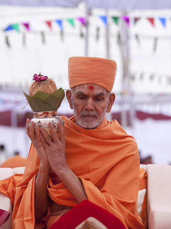 Param Pujya Mahant Swami Maharaj performs the yagna rituals
