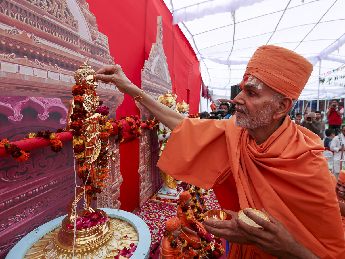 Param Pujya Mahant Swami Maharaj performs pujan of the murtis