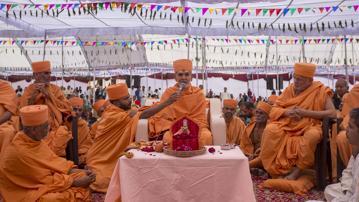 Param Pujya Mahant Swami Maharaj blesses the devotees