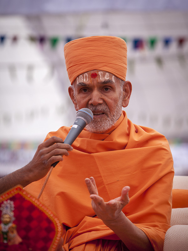 Param Pujya Mahant Swami Maharaj blesses the devotees